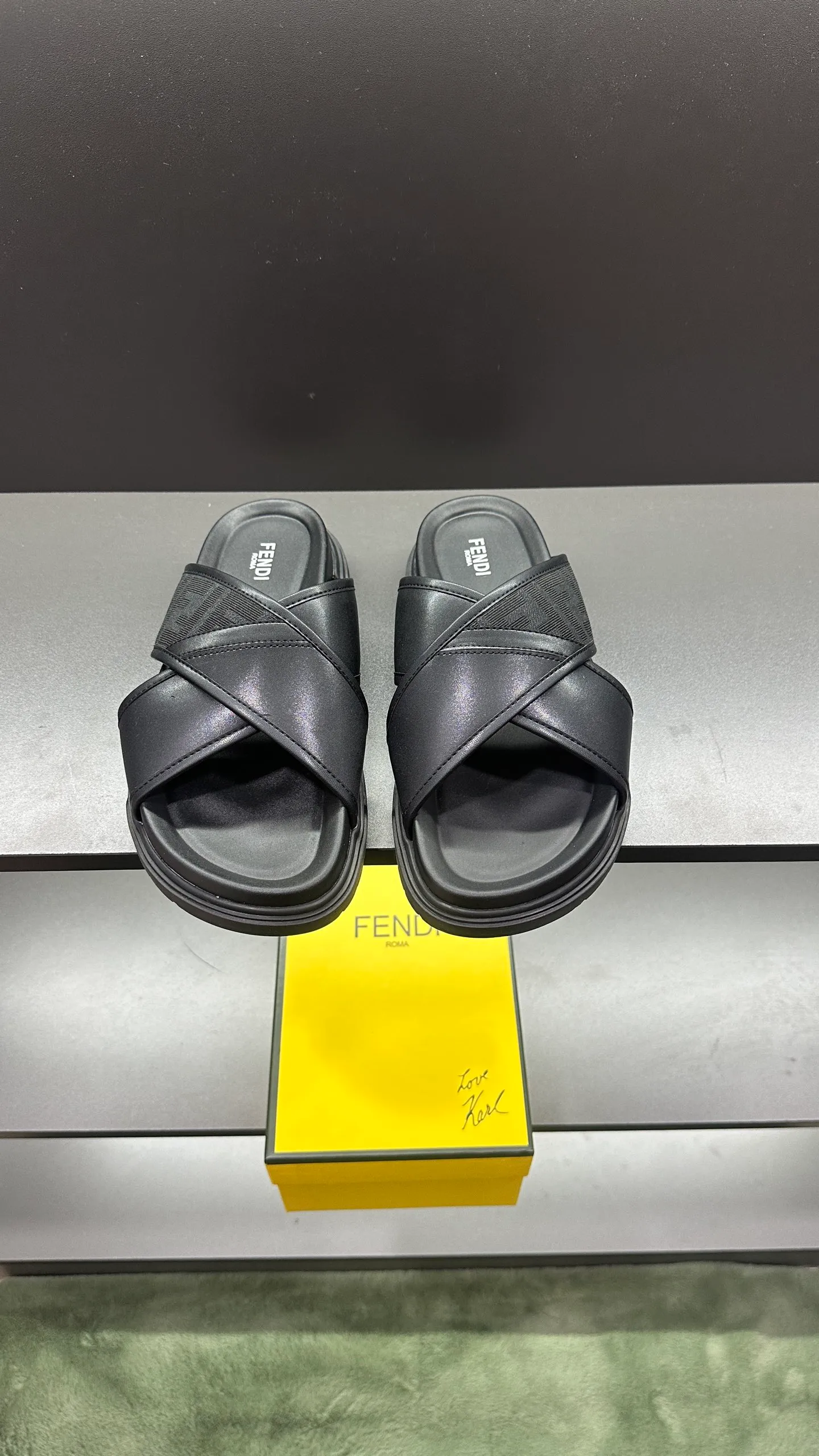 P300 [Fendi Slippers] High-end men's shoes brand, official website 1:1 latest masterpiece: original mold customization, fabrics made of imported original materials, upgraded outsole, lighter and non-slip. The market's top quality, simple yet tasteful, a must-have for fashionistas, fashionable at your feet, full of confidence, the same style at the counter 👍The season of summer slippers is here. Code: 38-45, 46 order